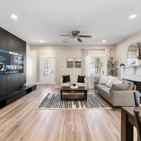 Brand New Cozy Modern Bungalow W/Hot Tub+Movieroom 7 Min From Uptown
